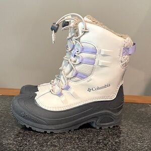 Columbia youth White and Grey w/ lavender accents Snow Boots size 5. EUC